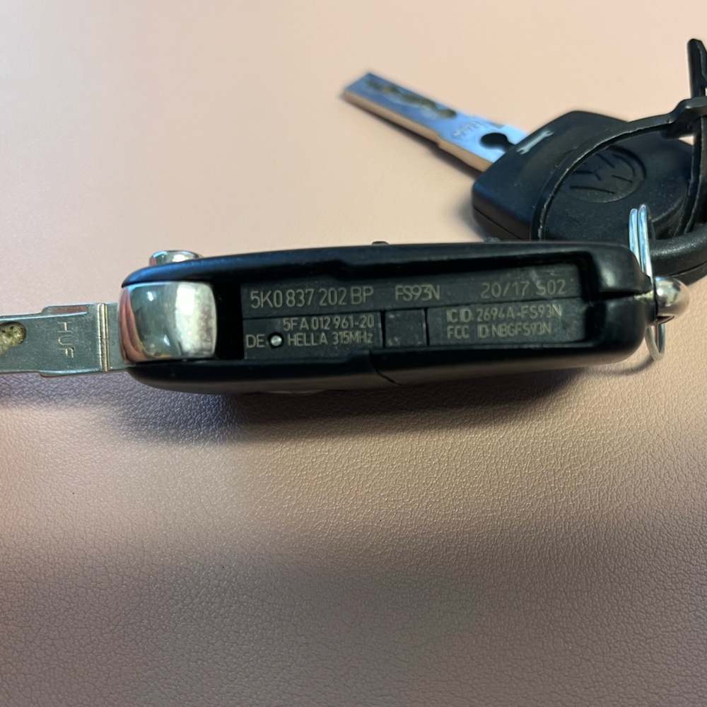 2017 VW Tiguan REMOTE FOB KEY AND SERVICE  KEY - Picture 5 of 5